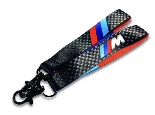 CIENKA, WYTRZYMAŁA SMYCZ DO KLUCZY Z MOTYWEM M POWER. OD STRONY WEWNĘTRZNEJ SMYCZ JEST CZERWONO – NIEBIESKA