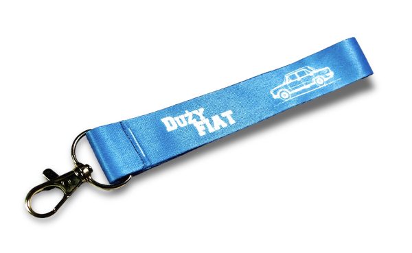 WYTRZYMAŁA SMYCZ DO KLUCZY Z OBRYSEM DUŻEGO FIATA W KOLORZE NIEBIESKIM. KOLEKCJA PRL. IDEALNA DLA FANATYKÓW POLSKIEJ RETRO MOTORYZACJI.
