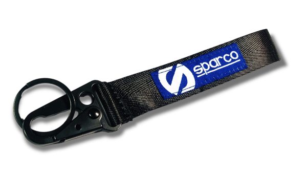 GRUBO WARSTWOWA, WYTRZYMAŁA SMYCZ DO KLUCZY WRAZ Z MATOWYM KARABINKIEM. SMYCZ WYKONANA JEST Z MATERIAŁU UZYWANEGO PRZY PASACH BEZPIECZEŃSTWA W KAŻDYCH SAMOCHODACH.