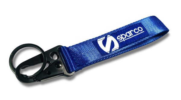 GRUBO WARSTWOWA, WYTRZYMAŁA SMYCZ DO KLUCZY WRAZ Z MATOWYM KARABINKIEM. SMYCZ WYKONANA JEST Z MATERIAŁU UZYWANEGO PRZY PASACH BEZPIECZEŃSTWA W KAŻDYCH SAMOCHODACH.