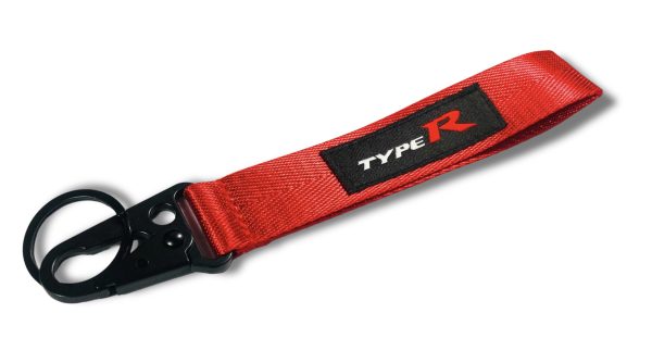 GRUBO WARSTWOWA, WYTRZYMAŁA SMYCZ DO KLUCZY WRAZ Z MATOWYM KARABINKIEM TYPE R. SMYCZ WYKONANA JEST Z MATERIAŁU UZYWANEGO PRZY PASACH BEZPIECZEŃSTWA W KAŻDYCH SAMOCHODACH.